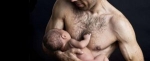 Genderfolie : né homme, transformé femme, il allaite son fils !