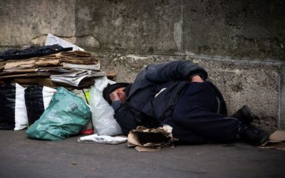 Isabelle, 58 ans, est morte dans sa voiture, 25.000 clandestins dorment à l’hôtel.