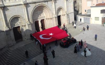Mâcon (71) : un drapeau turc déployé sur le parvis de l’église Saint-Pierre fait polémique