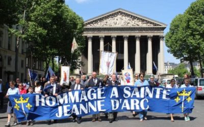 LA DROITE NATIONALE DÉFILE SOUS LA BANNIÈRE DE JEANNE D’ARC