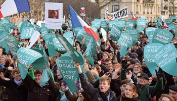Plusieurs milliers d’opposants à l’avortement défilent à Paris
