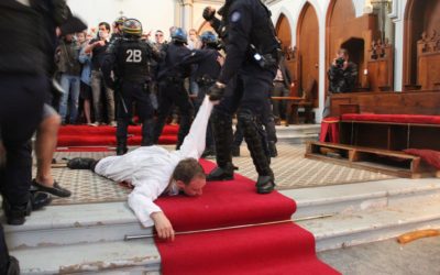 Le gouvernement socialiste islamophile fait violemment évacuer l’église Sainte-Rita par les CRS en pleine messe ! 3 Août 2016, 10:16am | Publié par Thomas Joly   Les CRS, aux ordres de la racaille gouvernementale, ont évacué ce matin, en pleine messe
